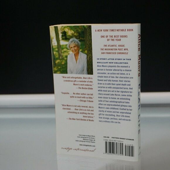 Dear Life: Stories By Alice Munro 2012 Vintage International - Picture 3 of 6